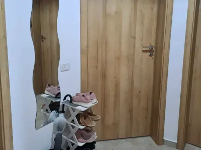 hol intrare cu pantofar apartament inchiriere Sector 4 Bucuresti